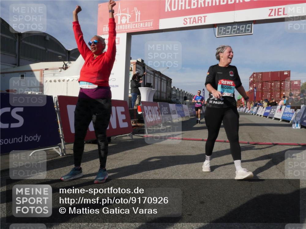 03.10.2025 - Köhlbrandbrückenlauf Matties Gatica Varas http://msf.ph/oto/9170926 03.10.2025 10:32:47 Ziel 3076, 3077 meine-sportfotos.de