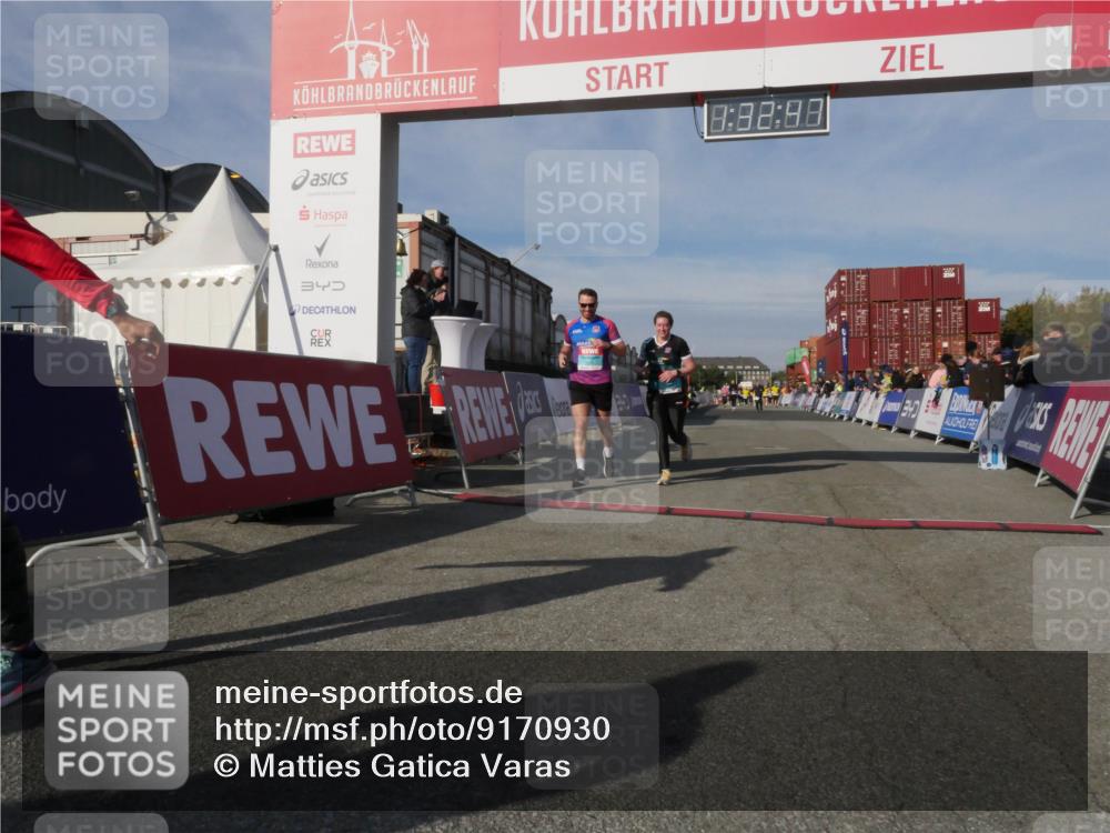 03.10.2025 - Köhlbrandbrückenlauf Matties Gatica Varas http://msf.ph/oto/9170930 03.10.2025 10:32:49 Ziel 1625, 3076, 3077 meine-sportfotos.de