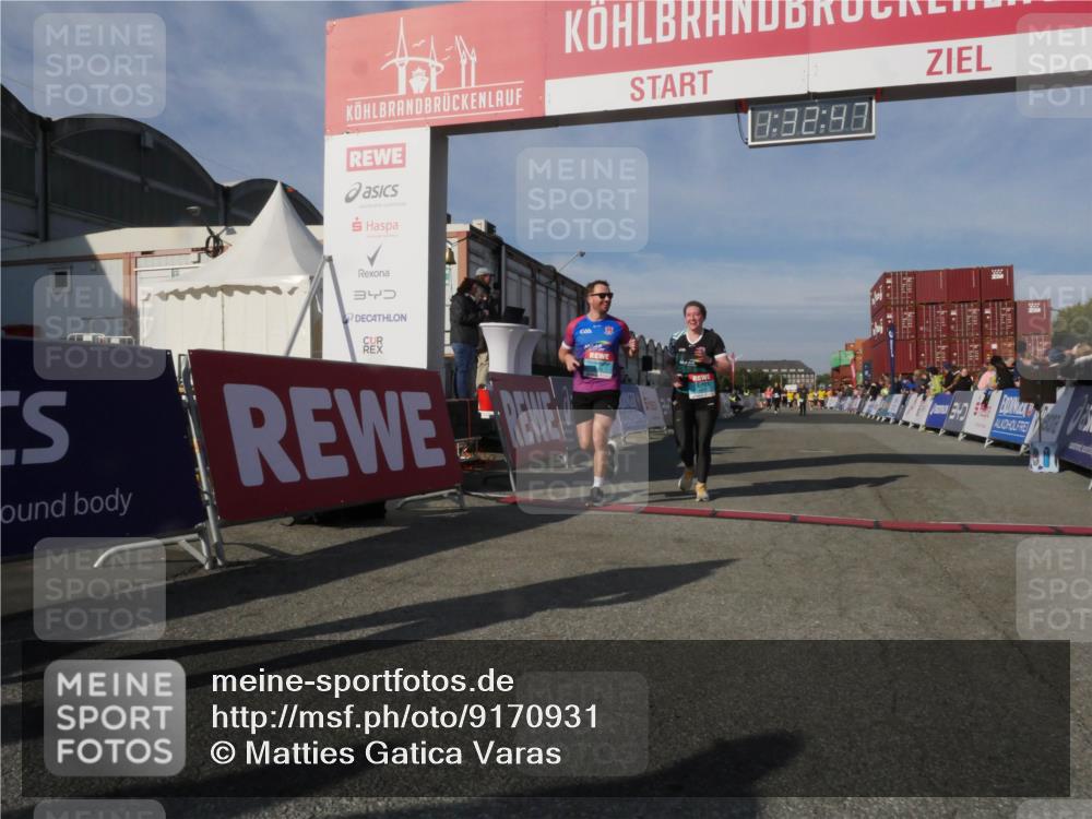 03.10.2025 - Köhlbrandbrückenlauf Matties Gatica Varas http://msf.ph/oto/9170931 03.10.2025 10:32:49 Ziel 1625, 3076, 3077 meine-sportfotos.de