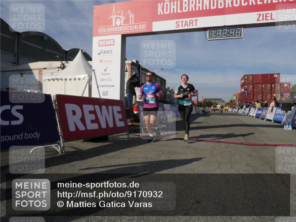 03.10.2025 - Köhlbrandbrückenlauf Matties Gatica Varas http://msf.ph/oto/9170932 03.10.2025 10:32:49 Ziel 1625, 3076, 3077 meine-sportfotos.de