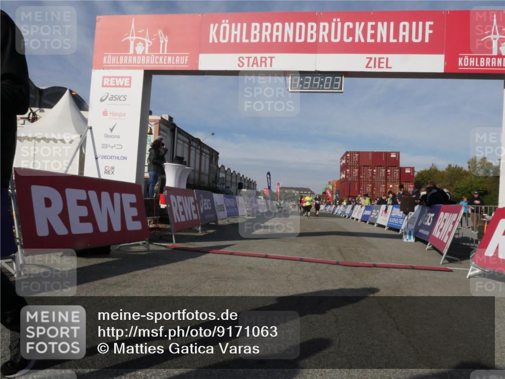03.10.2025 - Köhlbrandbrückenlauf Matties Gatica Varas http://msf.ph/oto/9171063 03.10.2025 10:34:05 Ziel 1800, 1991, 3142, 3604 meine-sportfotos.de
