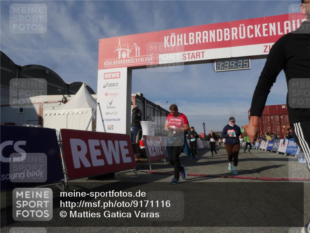 03.10.2025 - Köhlbrandbrückenlauf Matties Gatica Varas http://msf.ph/oto/9171116 03.10.2025 10:34:37 Ziel 2011, 2020, 2271, 2311, 3324, 3439, 3453 meine-sportfotos.de