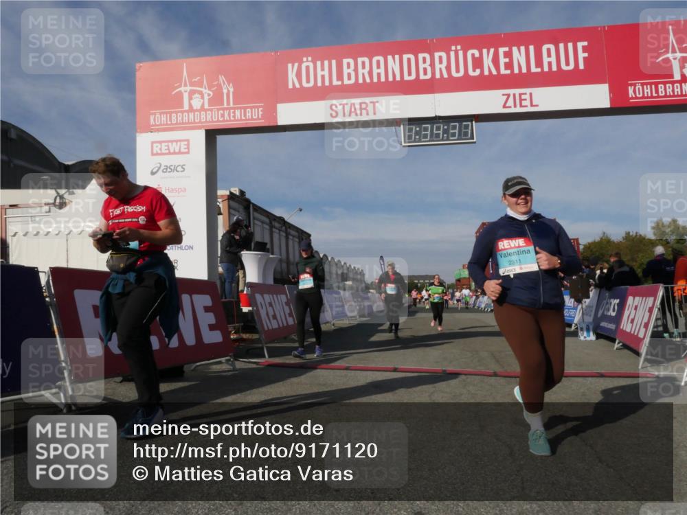 03.10.2025 - Köhlbrandbrückenlauf Matties Gatica Varas http://msf.ph/oto/9171120 03.10.2025 10:34:39 Ziel 2011, 2020, 3324, 3439, 3453 meine-sportfotos.de