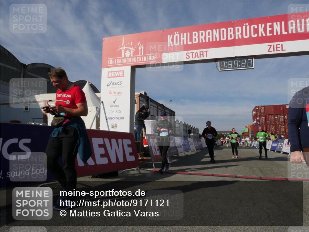 03.10.2025 - Köhlbrandbrückenlauf Matties Gatica Varas http://msf.ph/oto/9171121 03.10.2025 10:34:39 Ziel 2011, 2020, 3324, 3439, 3453 meine-sportfotos.de