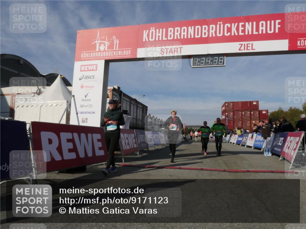 03.10.2025 - Köhlbrandbrückenlauf Matties Gatica Varas http://msf.ph/oto/9171123 03.10.2025 10:34:40 Ziel 2011, 2020, 3324, 3439, 3453 meine-sportfotos.de