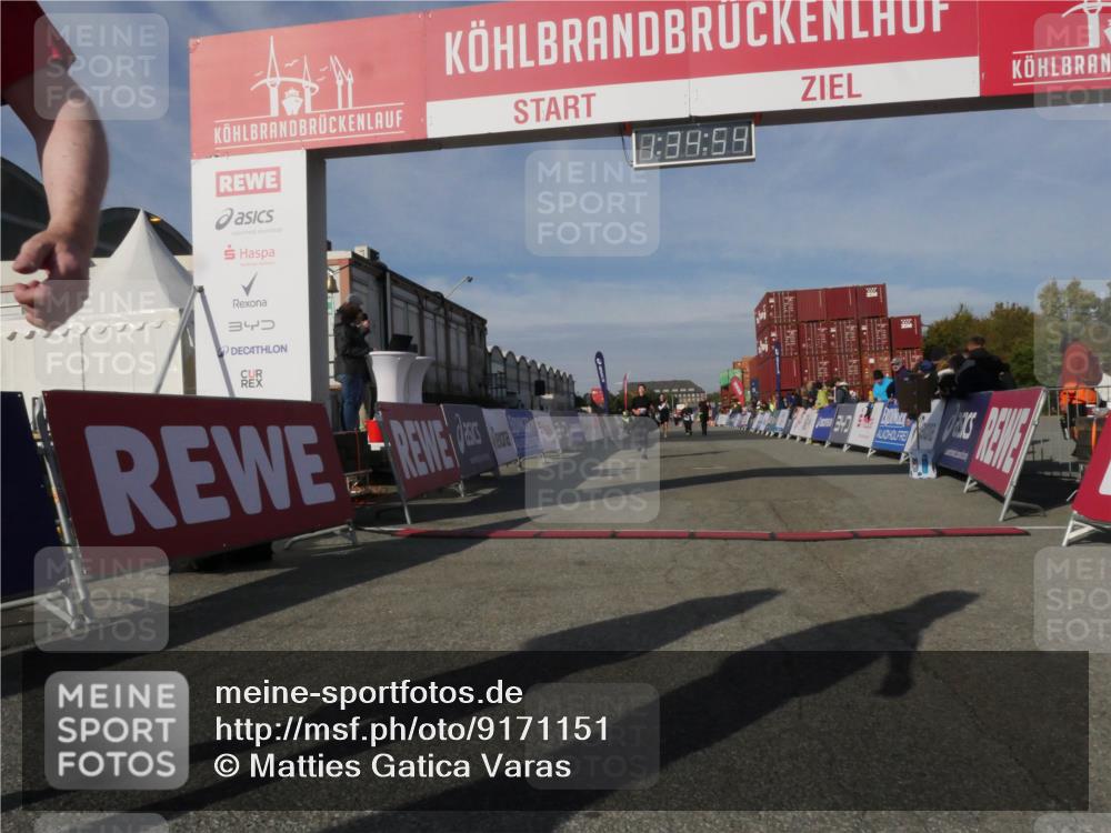 03.10.2025 - Köhlbrandbrückenlauf Matties Gatica Varas http://msf.ph/oto/9171151 03.10.2025 10:34:56 Ziel 2771, 3551, 3552, 3553 meine-sportfotos.de