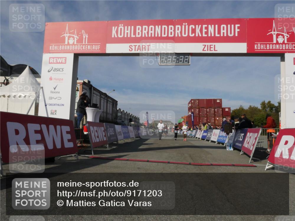 03.10.2025 - Köhlbrandbrückenlauf Matties Gatica Varas http://msf.ph/oto/9171203 03.10.2025 10:35:34 Ziel 2397, 2936, 2999, 3000, 3001 meine-sportfotos.de