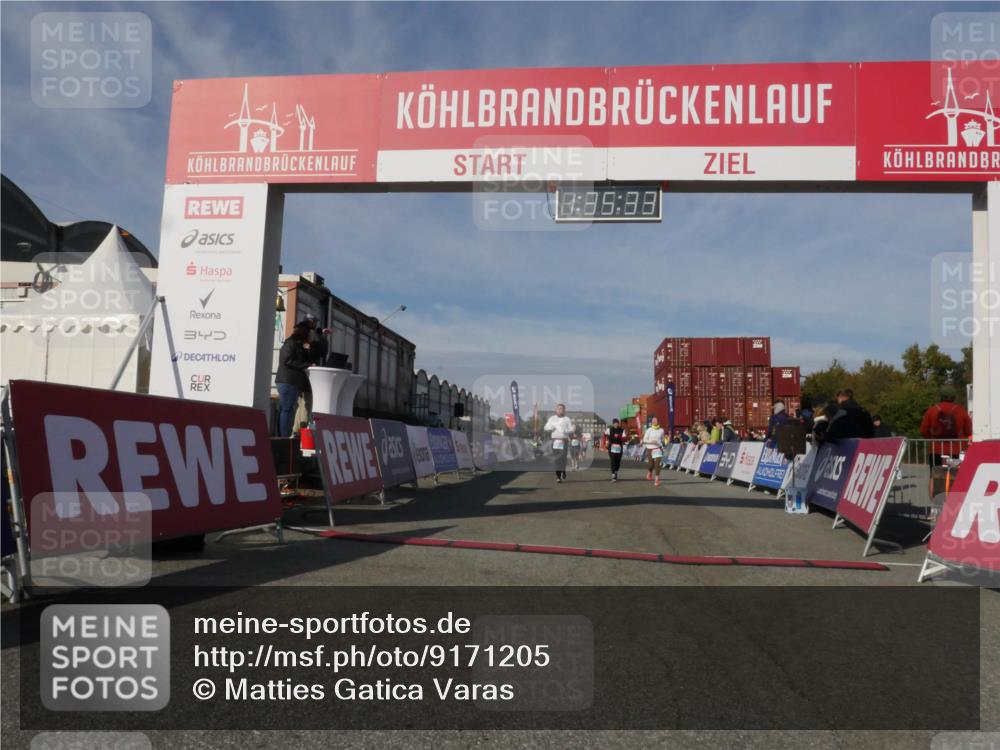 03.10.2025 - Köhlbrandbrückenlauf Matties Gatica Varas http://msf.ph/oto/9171205 03.10.2025 10:35:34 Ziel 2397, 2936, 2999, 3000, 3001 meine-sportfotos.de