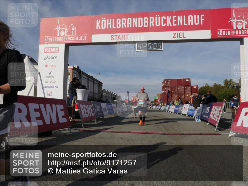 03.10.2025 - Köhlbrandbrückenlauf Matties Gatica Varas http://msf.ph/oto/9171257 03.10.2025 10:35:59 Ziel 2148, 2418, 2474, 2513 meine-sportfotos.de