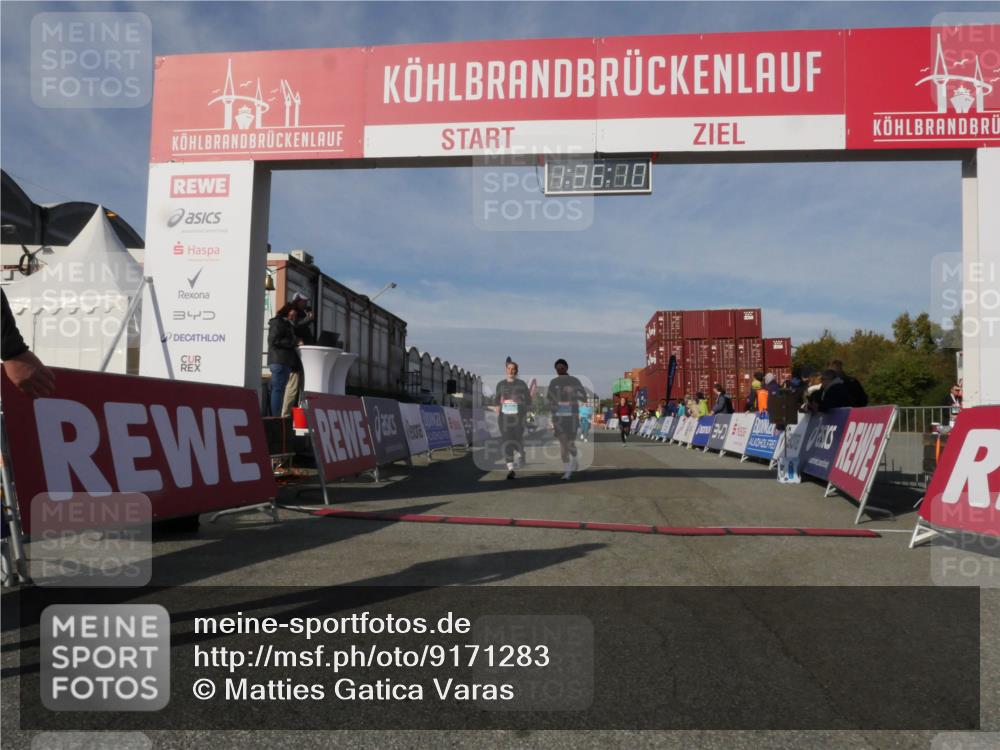 03.10.2025 - Köhlbrandbrückenlauf Matties Gatica Varas http://msf.ph/oto/9171283 03.10.2025 10:36:12 Ziel 1837, 2161, 2344, 3565, 3566 meine-sportfotos.de