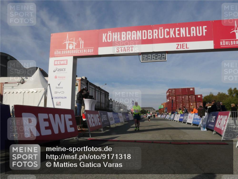 03.10.2025 - Köhlbrandbrückenlauf Matties Gatica Varas http://msf.ph/oto/9171318 03.10.2025 10:36:24 Ziel 2427, 2476, 3258 meine-sportfotos.de