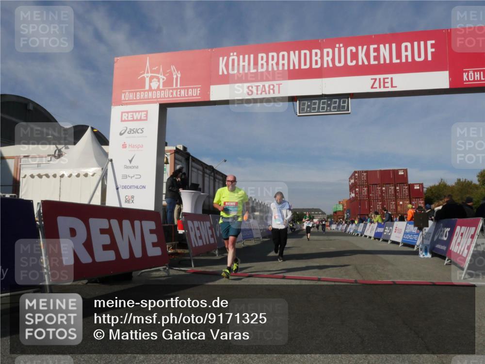 03.10.2025 - Köhlbrandbrückenlauf Matties Gatica Varas http://msf.ph/oto/9171325 03.10.2025 10:36:26 Ziel 2427, 2476, 3258 meine-sportfotos.de