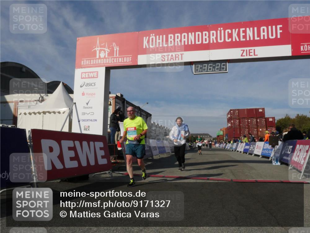03.10.2025 - Köhlbrandbrückenlauf Matties Gatica Varas http://msf.ph/oto/9171327 03.10.2025 10:36:27 Ziel 2475, 2476, 3258 meine-sportfotos.de