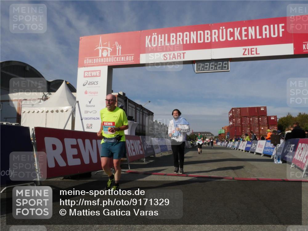 03.10.2025 - Köhlbrandbrückenlauf Matties Gatica Varas http://msf.ph/oto/9171329 03.10.2025 10:36:27 Ziel 2475, 2476, 3258 meine-sportfotos.de