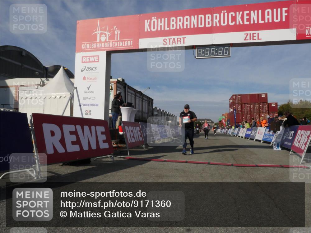 03.10.2025 - Köhlbrandbrückenlauf Matties Gatica Varas http://msf.ph/oto/9171360 03.10.2025 10:36:38 Ziel 1819, 1982, 2331, 2475, 3225, 3589 meine-sportfotos.de