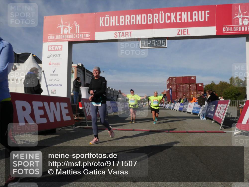 03.10.2025 - Köhlbrandbrückenlauf Matties Gatica Varas http://msf.ph/oto/9171507 03.10.2025 10:37:18 Ziel 2606, 2738, 2741 meine-sportfotos.de