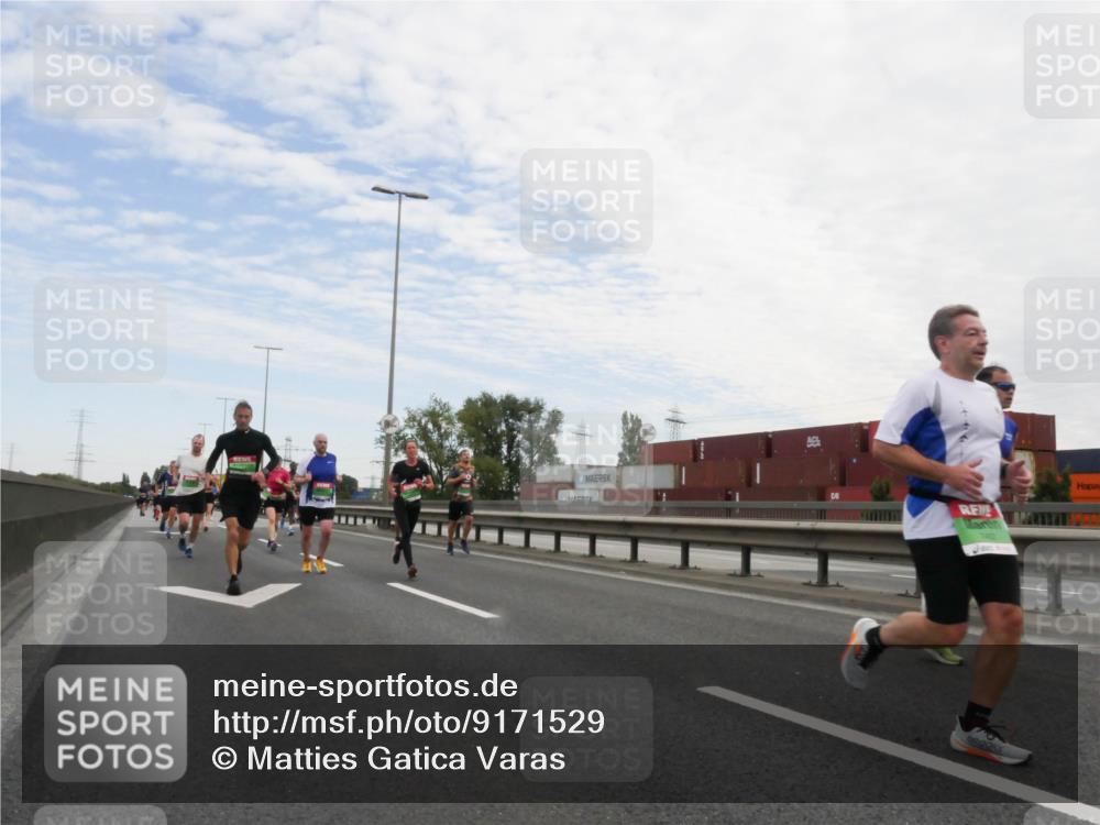 03.10.2025 - Köhlbrandbrückenlauf Matties Gatica Varas http://msf.ph/oto/9171529 03.10.2025 15:17:07 Position 3  meine-sportfotos.de