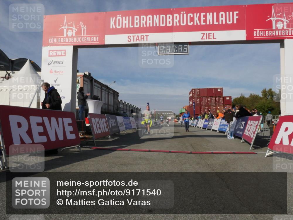 03.10.2025 - Köhlbrandbrückenlauf Matties Gatica Varas http://msf.ph/oto/9171540 03.10.2025 10:37:35 Ziel 1958, 2153, 2238, 2487, 3298 meine-sportfotos.de