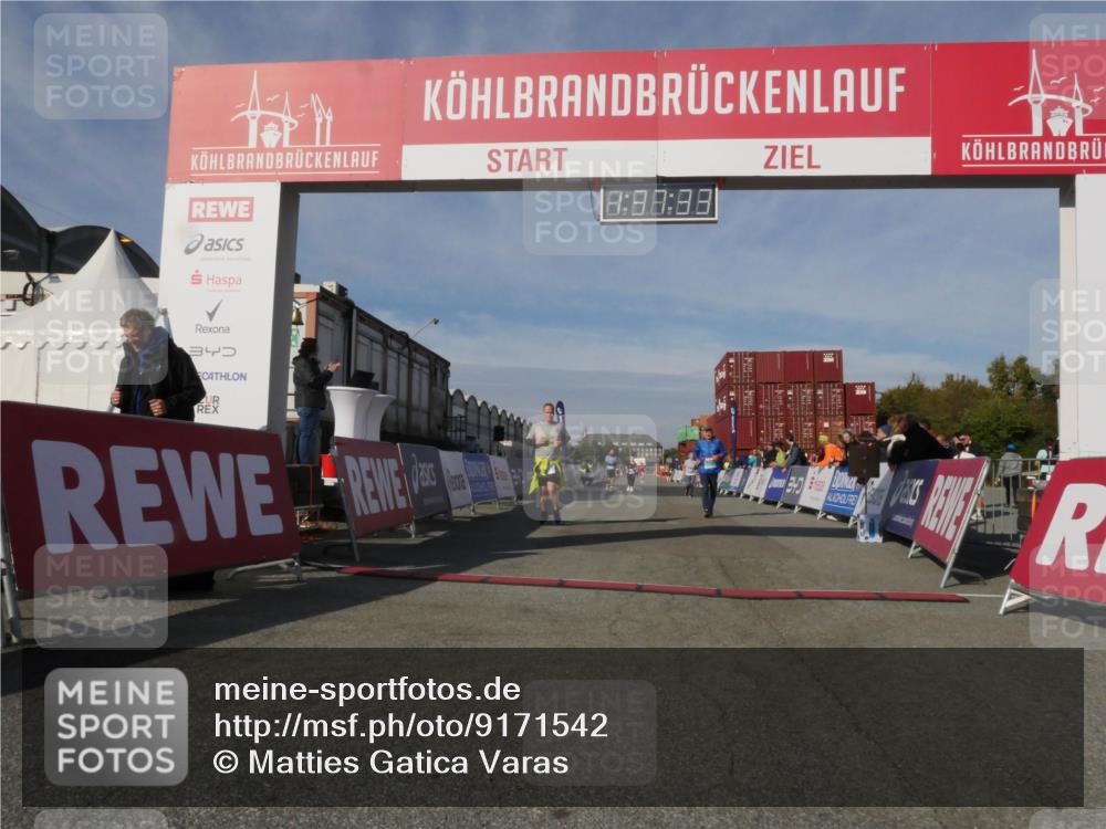 03.10.2025 - Köhlbrandbrückenlauf Matties Gatica Varas http://msf.ph/oto/9171542 03.10.2025 10:37:35 Ziel 1958, 2153, 2238, 2487, 3298 meine-sportfotos.de