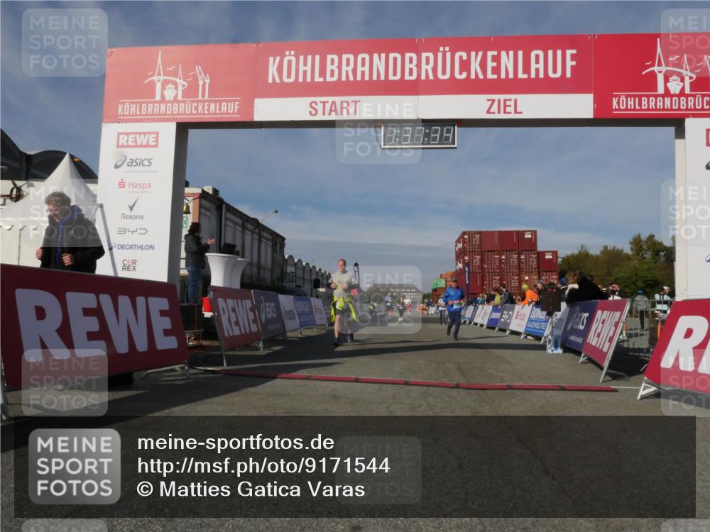 03.10.2025 - Köhlbrandbrückenlauf Matties Gatica Varas http://msf.ph/oto/9171544 03.10.2025 10:37:35 Ziel 1958, 2153, 2238, 2487, 3298 meine-sportfotos.de