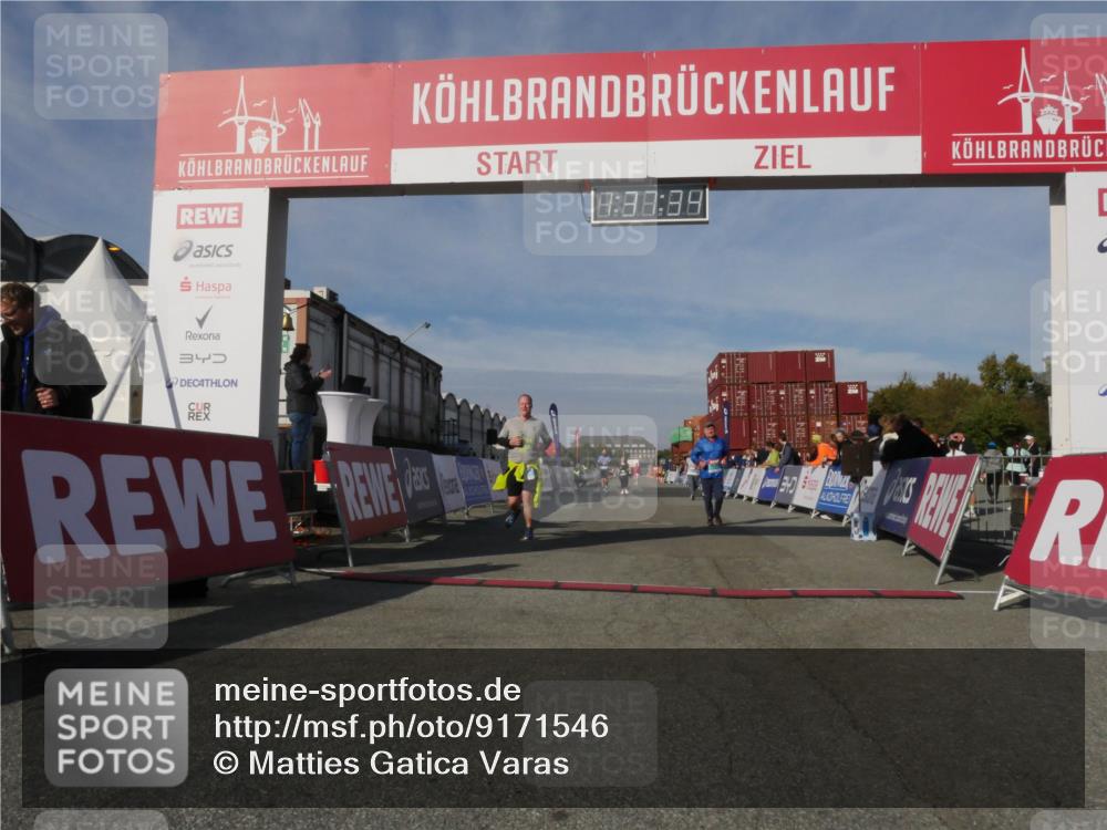 03.10.2025 - Köhlbrandbrückenlauf Matties Gatica Varas http://msf.ph/oto/9171546 03.10.2025 10:37:36 Ziel 1958, 2153, 2238, 2487, 3298 meine-sportfotos.de