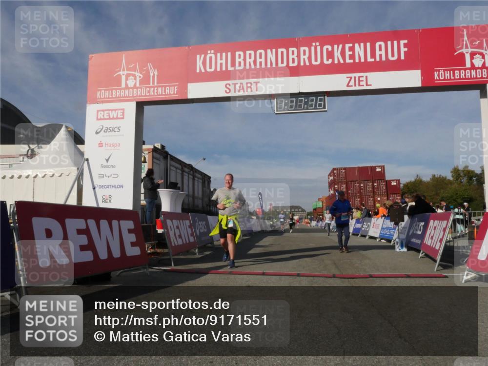 03.10.2025 - Köhlbrandbrückenlauf Matties Gatica Varas http://msf.ph/oto/9171551 03.10.2025 10:37:37 Ziel 1958, 2153, 2238, 2487, 3298 meine-sportfotos.de