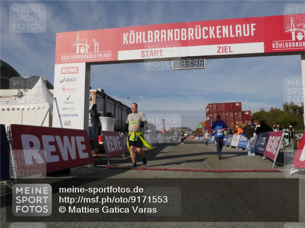 03.10.2025 - Köhlbrandbrückenlauf Matties Gatica Varas http://msf.ph/oto/9171553 03.10.2025 10:37:38 Ziel 1958, 2153, 2238, 2487, 3298 meine-sportfotos.de