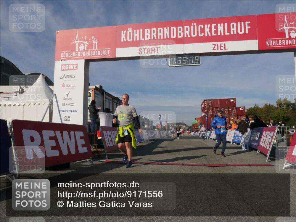 03.10.2025 - Köhlbrandbrückenlauf Matties Gatica Varas http://msf.ph/oto/9171556 03.10.2025 10:37:38 Ziel 1958, 2153, 2238, 2487, 3298 meine-sportfotos.de