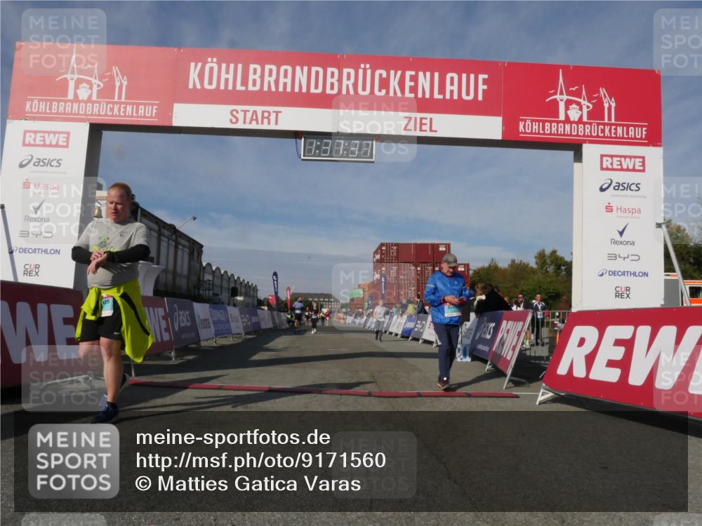 03.10.2025 - Köhlbrandbrückenlauf Matties Gatica Varas http://msf.ph/oto/9171560 03.10.2025 10:37:39 Ziel 1958, 2238, 2487, 3298 meine-sportfotos.de