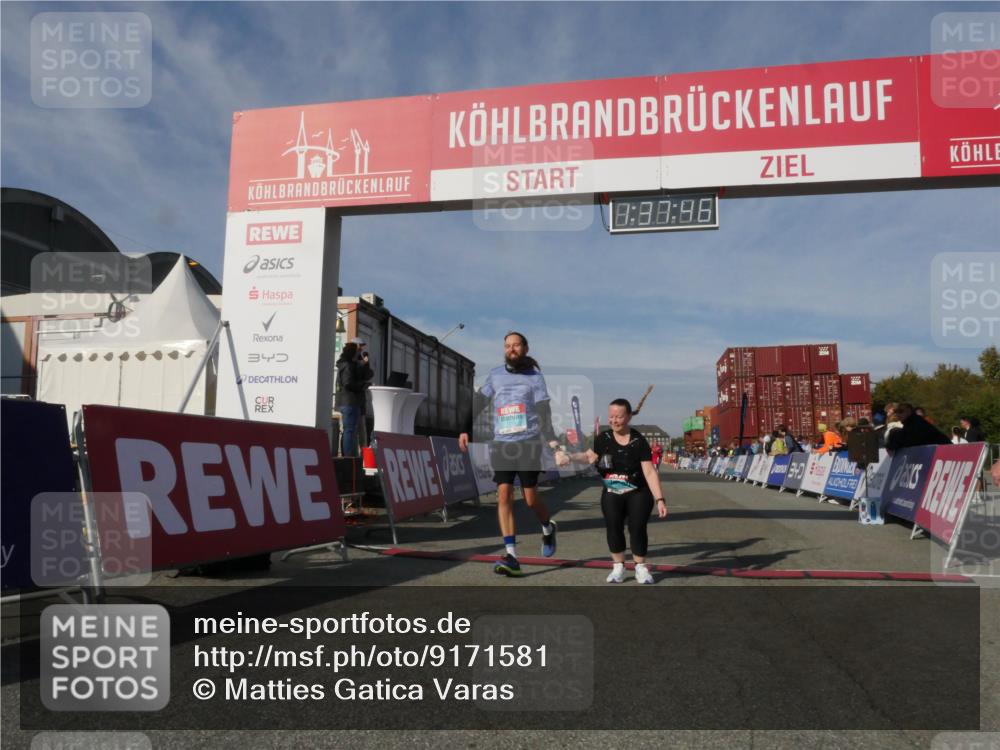 03.10.2025 - Köhlbrandbrückenlauf Matties Gatica Varas http://msf.ph/oto/9171581 03.10.2025 10:37:48 Ziel 1988, 2390 meine-sportfotos.de