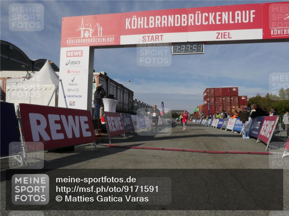 03.10.2025 - Köhlbrandbrückenlauf Matties Gatica Varas http://msf.ph/oto/9171591 03.10.2025 10:37:53 Ziel 1988, 2390, 2505 meine-sportfotos.de