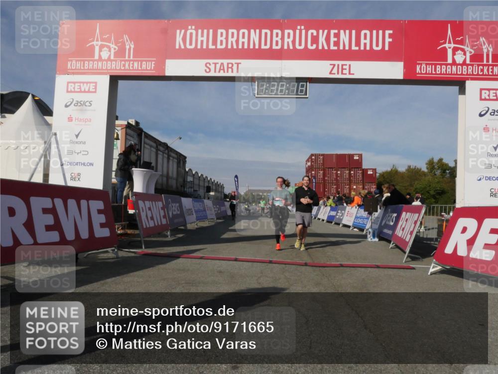 03.10.2025 - Köhlbrandbrückenlauf Matties Gatica Varas http://msf.ph/oto/9171665 03.10.2025 10:38:20 Ziel 1136, 1254, 2453, 2602, 2659, 3097 meine-sportfotos.de