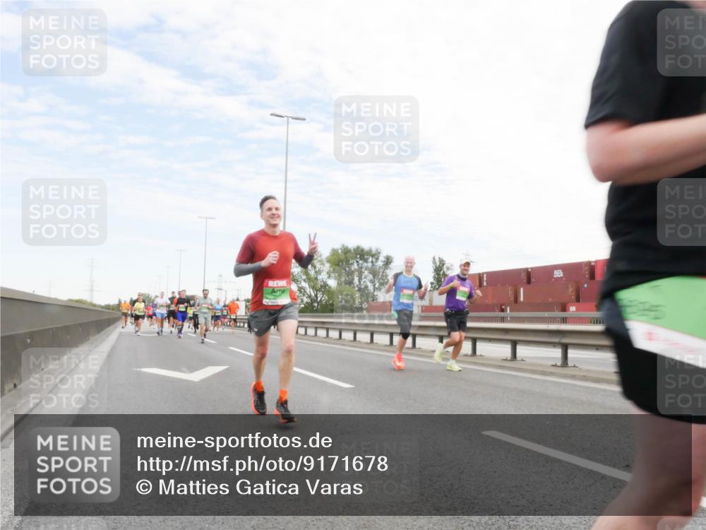 03.10.2025 - Köhlbrandbrückenlauf Matties Gatica Varas http://msf.ph/oto/9171678 03.10.2025 15:17:46 Position 3  meine-sportfotos.de