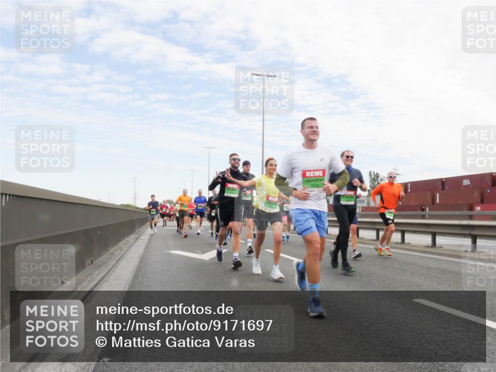 03.10.2025 - Köhlbrandbrückenlauf Matties Gatica Varas http://msf.ph/oto/9171697 03.10.2025 15:17:52 Position 3 9102 meine-sportfotos.de