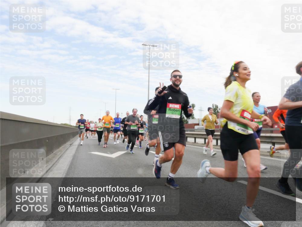 03.10.2025 - Köhlbrandbrückenlauf Matties Gatica Varas http://msf.ph/oto/9171701 03.10.2025 15:17:53 Position 3 9216 meine-sportfotos.de