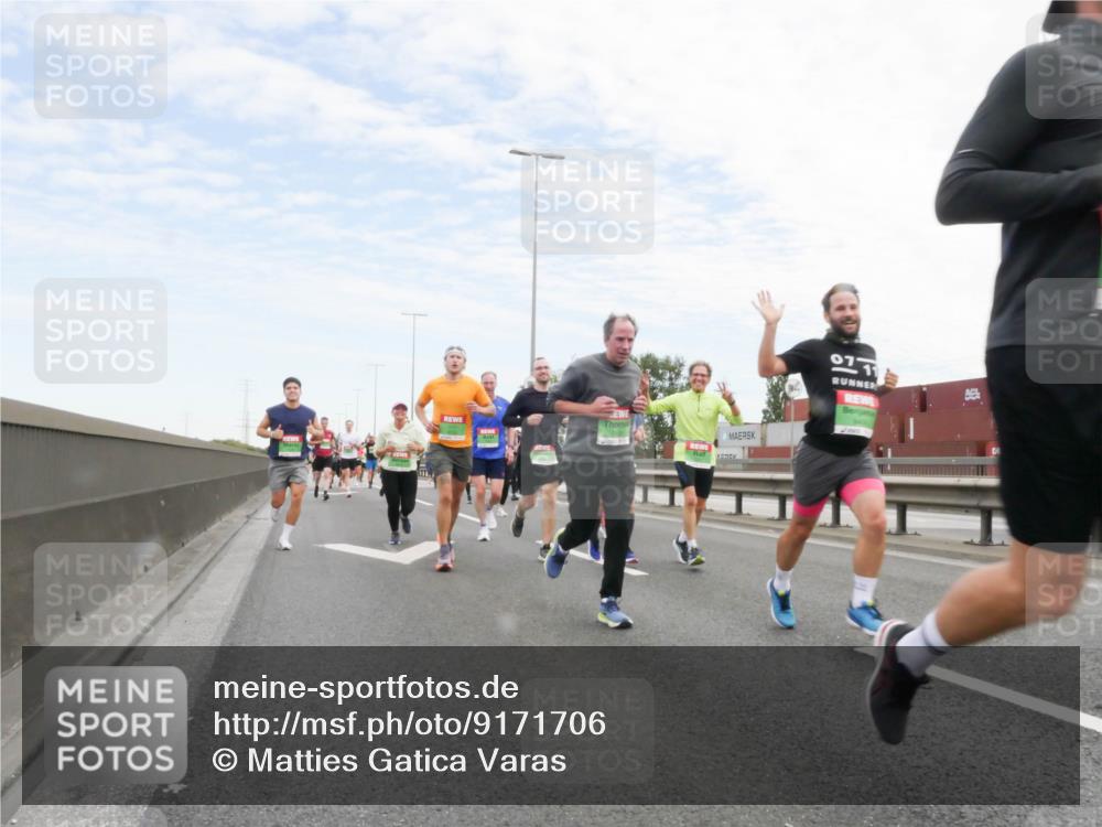 03.10.2025 - Köhlbrandbrückenlauf Matties Gatica Varas http://msf.ph/oto/9171706 03.10.2025 15:17:55 Position 3 071 meine-sportfotos.de