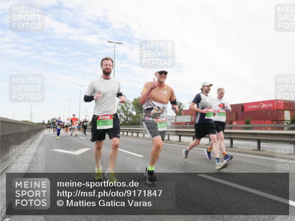 03.10.2025 - Köhlbrandbrückenlauf Matties Gatica Varas http://msf.ph/oto/9171847 03.10.2025 15:18:30 Position 3 7434, 7423 meine-sportfotos.de