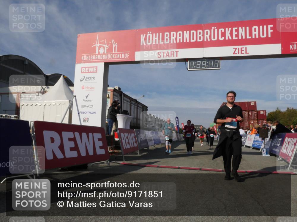 03.10.2025 - Köhlbrandbrückenlauf Matties Gatica Varas http://msf.ph/oto/9171851 03.10.2025 10:39:13 Ziel 1256, 1880, 2261, 2378, 2442, 3130, 3433 meine-sportfotos.de