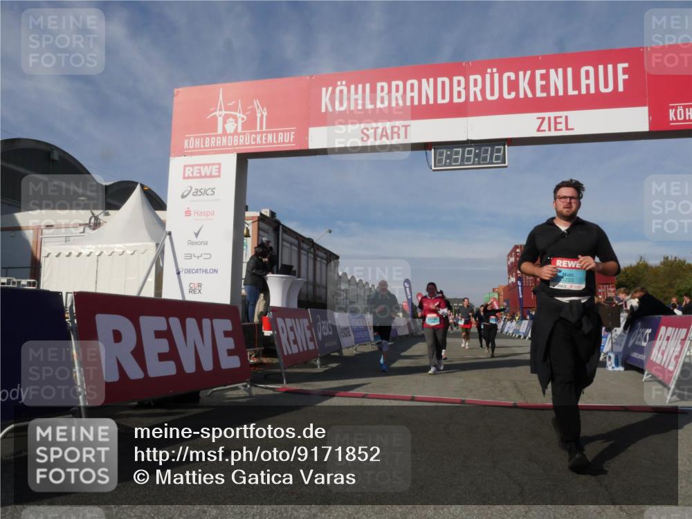 03.10.2025 - Köhlbrandbrückenlauf Matties Gatica Varas http://msf.ph/oto/9171852 03.10.2025 10:39:14 Ziel 1256, 1880, 2261, 2378, 2442, 3130, 3433 meine-sportfotos.de