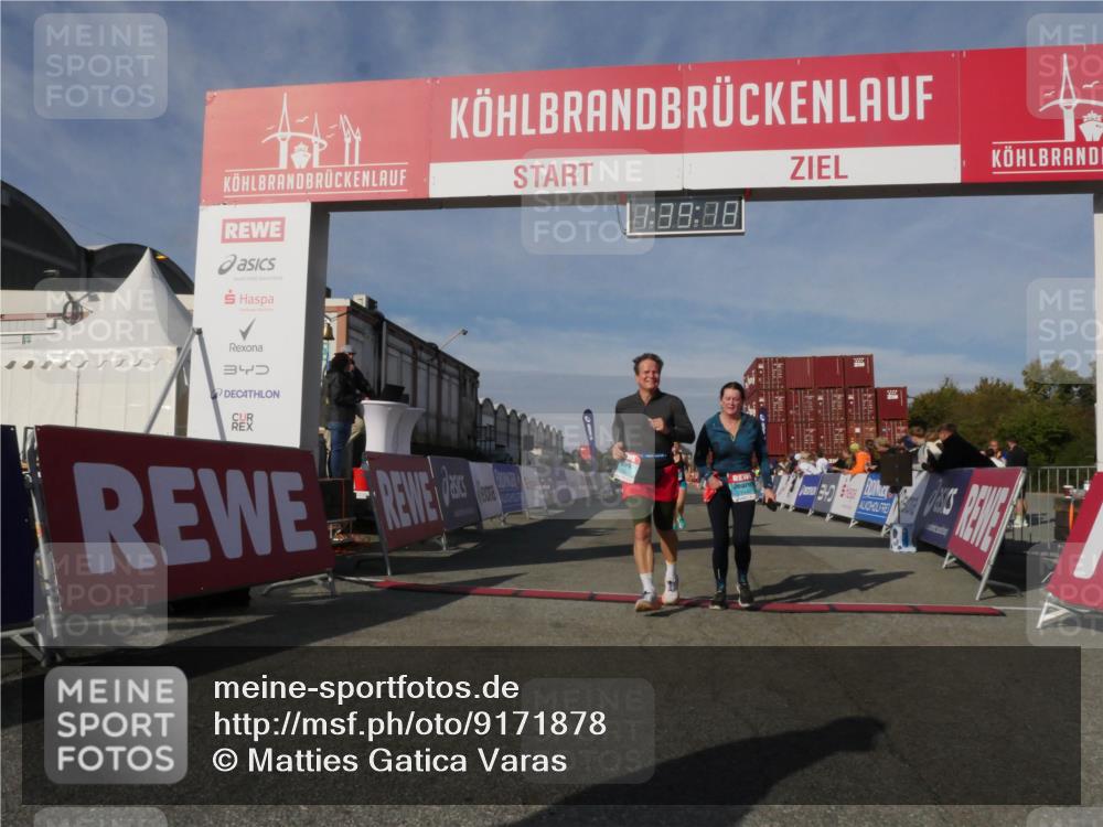 03.10.2025 - Köhlbrandbrückenlauf Matties Gatica Varas http://msf.ph/oto/9171878 03.10.2025 10:39:20 Ziel 2261, 2442, 3637, 3639 meine-sportfotos.de