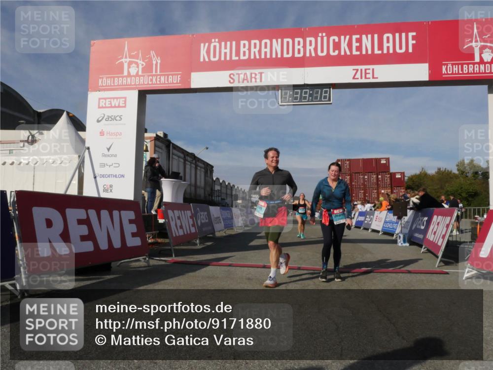 03.10.2025 - Köhlbrandbrückenlauf Matties Gatica Varas http://msf.ph/oto/9171880 03.10.2025 10:39:20 Ziel 2261, 2442, 3637, 3639 meine-sportfotos.de