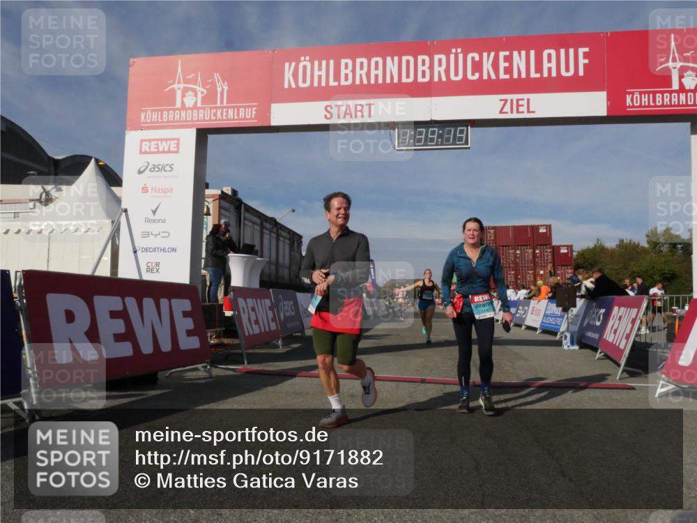 03.10.2025 - Köhlbrandbrückenlauf Matties Gatica Varas http://msf.ph/oto/9171882 03.10.2025 10:39:21 Ziel 2261, 3637, 3639 meine-sportfotos.de