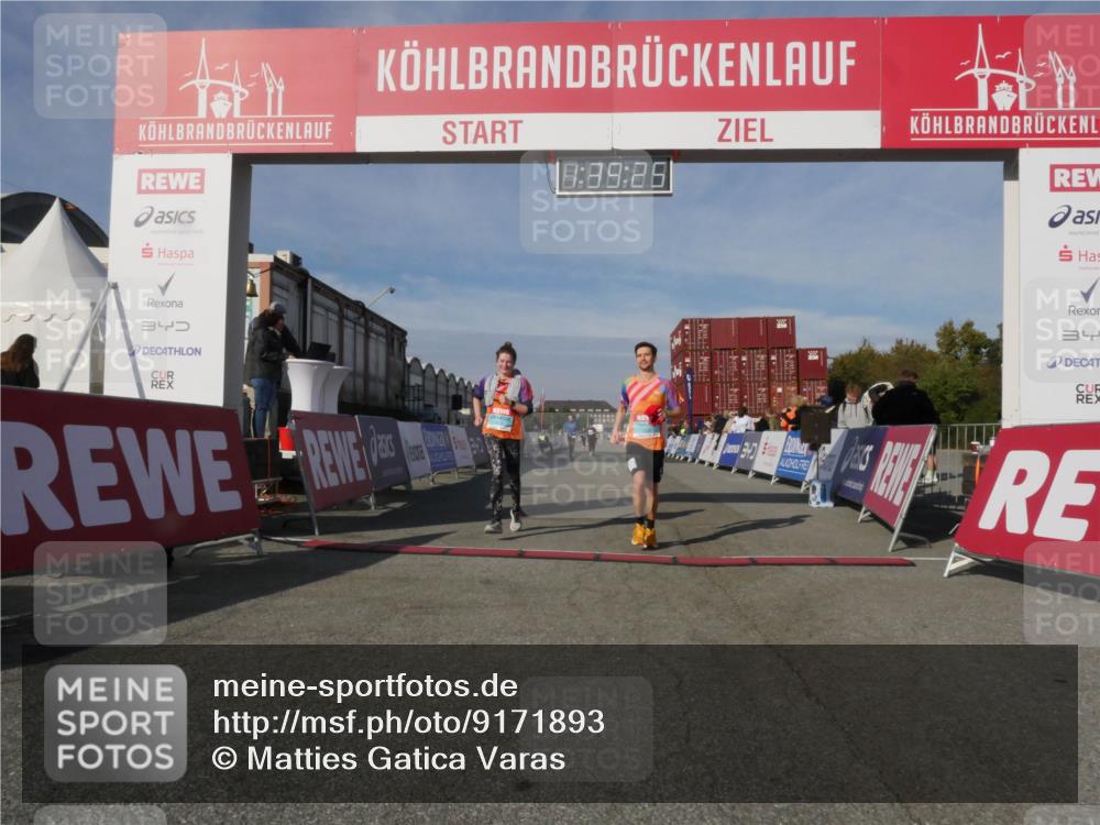 03.10.2025 - Köhlbrandbrückenlauf Matties Gatica Varas http://msf.ph/oto/9171893 03.10.2025 10:39:27 Ziel 3286, 3637, 3639 meine-sportfotos.de
