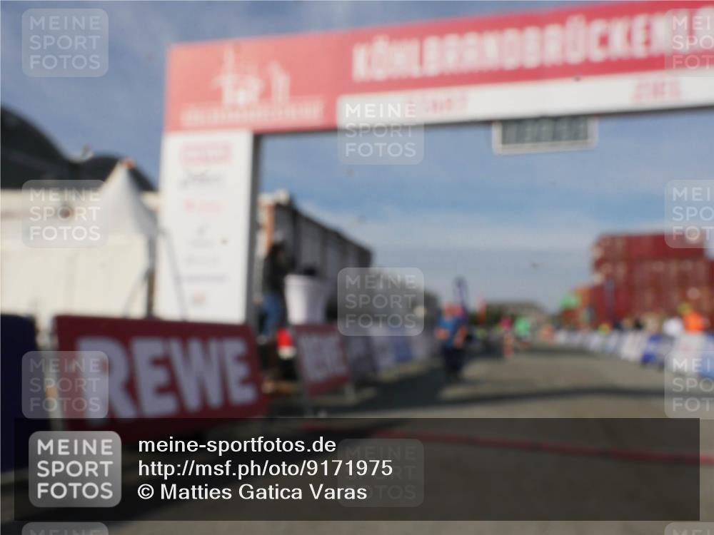 03.10.2025 - Köhlbrandbrückenlauf Matties Gatica Varas http://msf.ph/oto/9171975 03.10.2025 10:40:01 Ziel 2479, 2839, 2931 meine-sportfotos.de