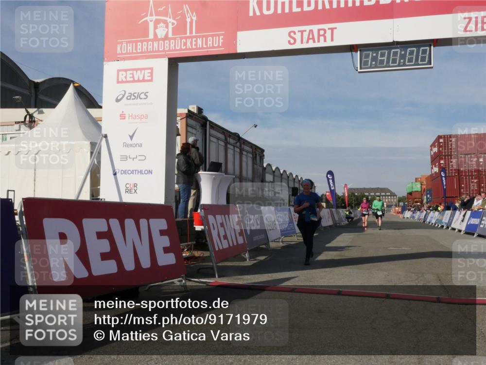 03.10.2025 - Köhlbrandbrückenlauf Matties Gatica Varas http://msf.ph/oto/9171979 03.10.2025 10:40:02 Ziel 2479, 2839, 2931 meine-sportfotos.de