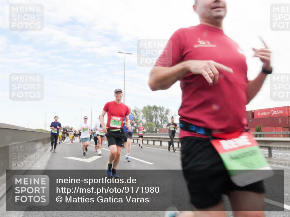 03.10.2025 - Köhlbrandbrückenlauf Matties Gatica Varas http://msf.ph/oto/9171980 03.10.2025 15:19:03 Position 3  meine-sportfotos.de
