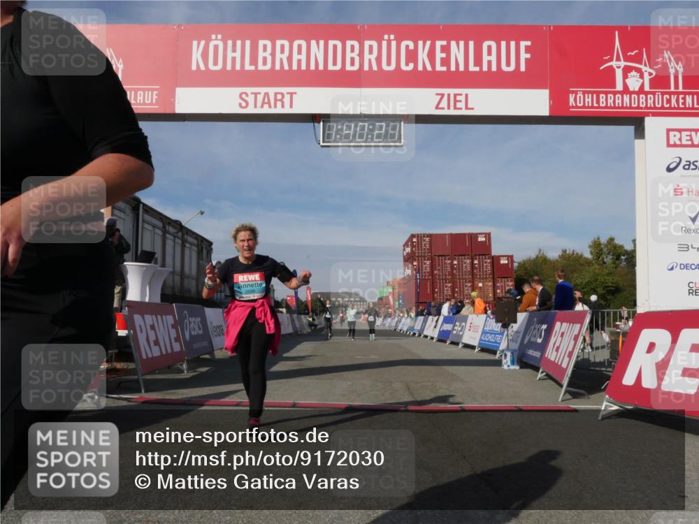 03.10.2025 - Köhlbrandbrückenlauf Matties Gatica Varas http://msf.ph/oto/9172030 03.10.2025 10:40:23 Ziel 2926, 2927, 2928 meine-sportfotos.de