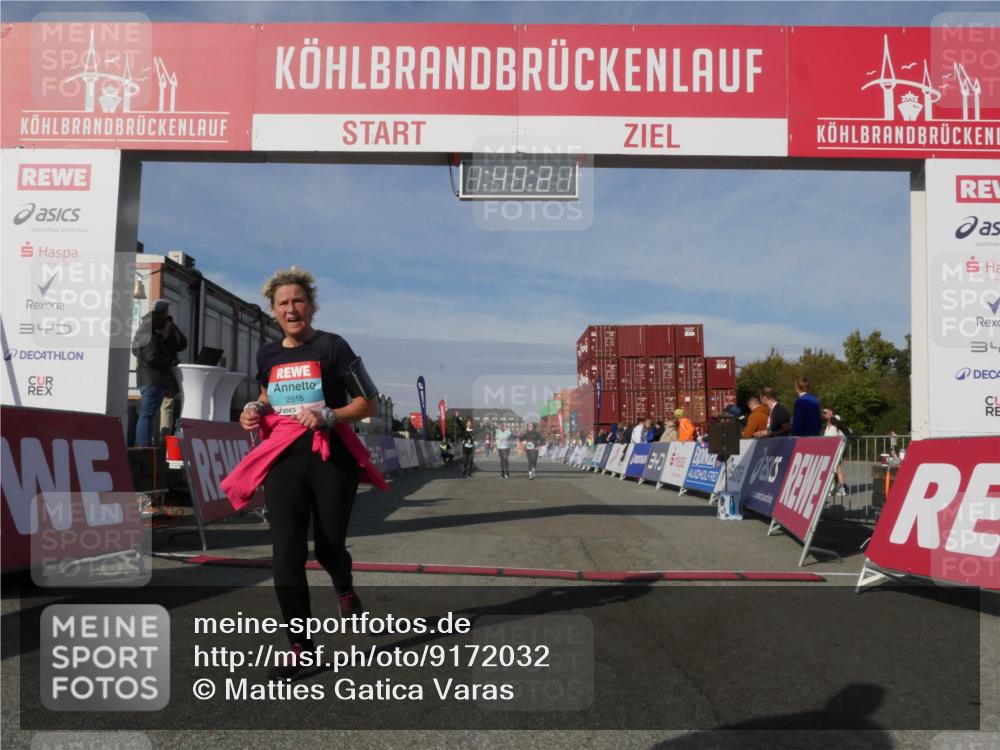 03.10.2025 - Köhlbrandbrückenlauf Matties Gatica Varas http://msf.ph/oto/9172032 03.10.2025 10:40:23 Ziel 2926, 2927, 2928 meine-sportfotos.de