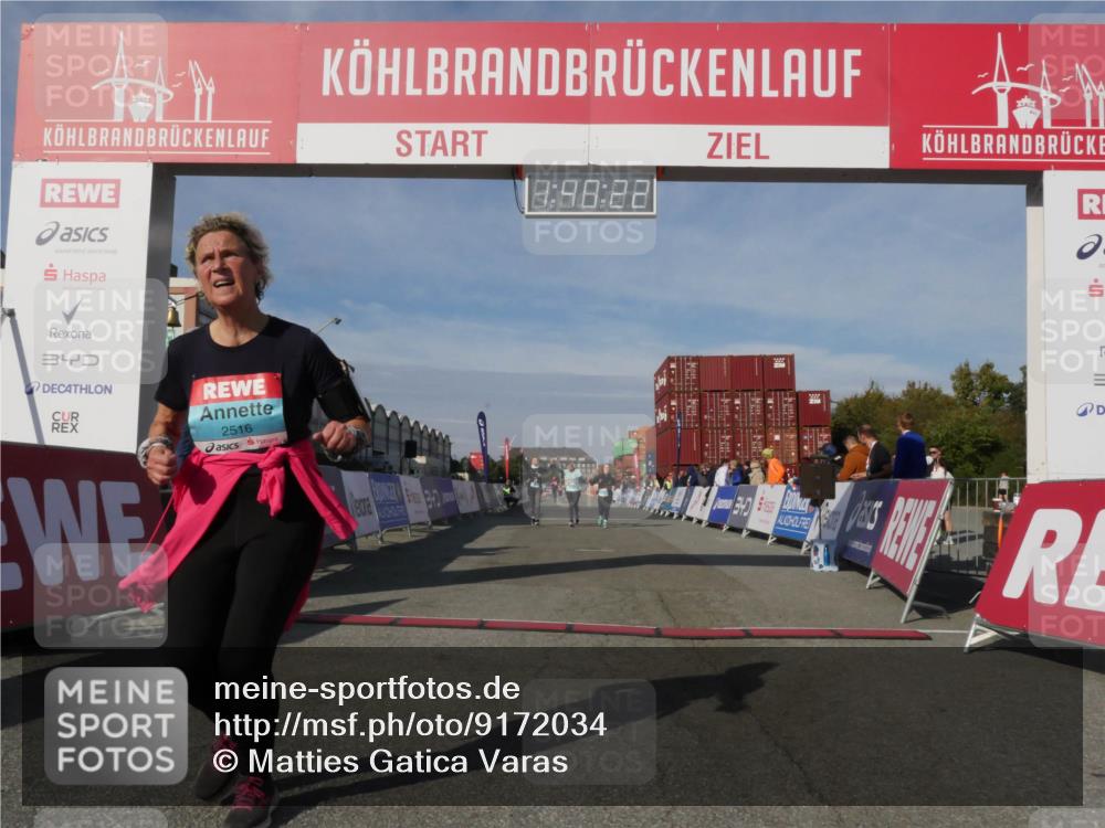 03.10.2025 - Köhlbrandbrückenlauf Matties Gatica Varas http://msf.ph/oto/9172034 03.10.2025 10:40:24 Ziel 2926, 2927, 2928 meine-sportfotos.de