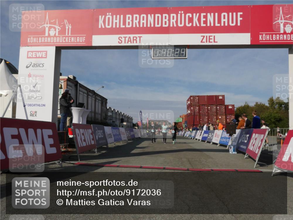 03.10.2025 - Köhlbrandbrückenlauf Matties Gatica Varas http://msf.ph/oto/9172036 03.10.2025 10:40:25 Ziel 2926, 2927, 2928 meine-sportfotos.de